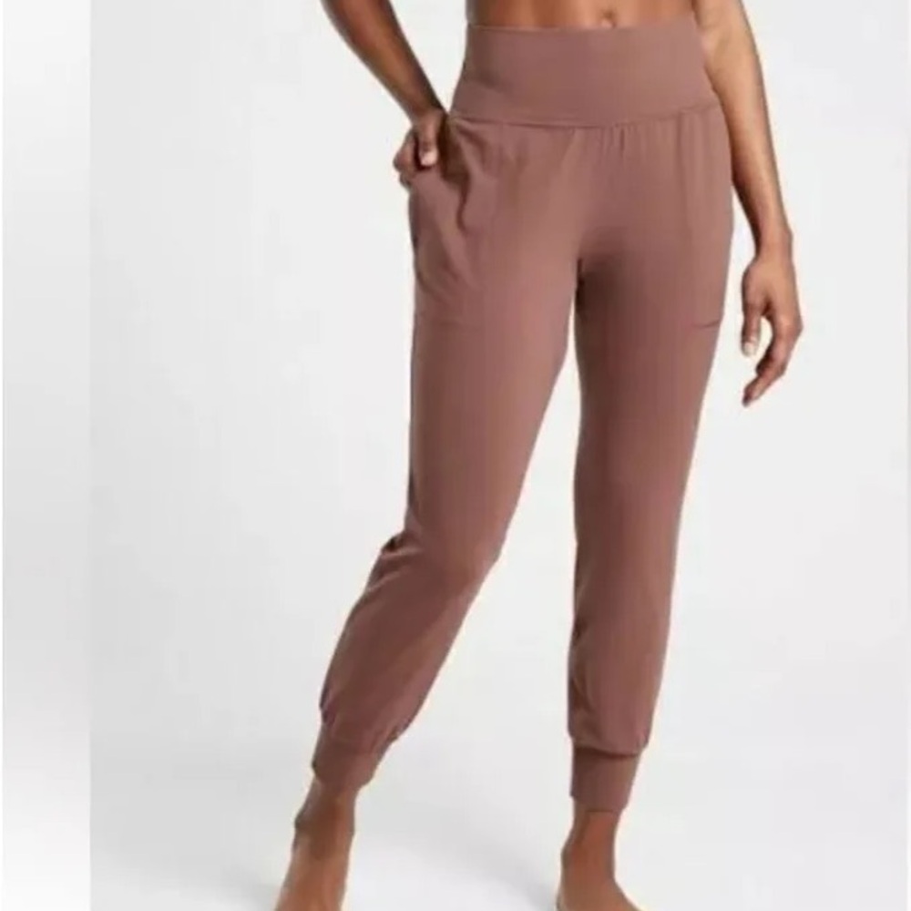 Athleta Meave Salutation Joggers NWOT in Size XS